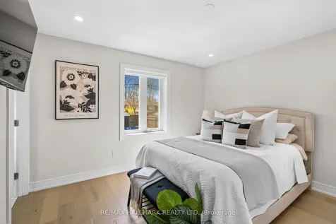 136 Lothian Avenue Toronto ON M8Z 4L4