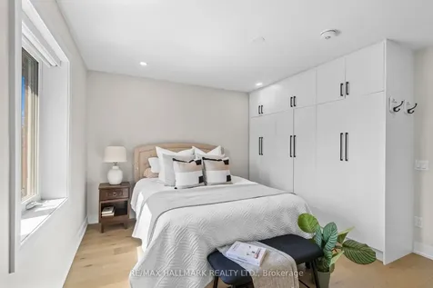 136 Lothian Avenue Toronto ON M8Z 4L4