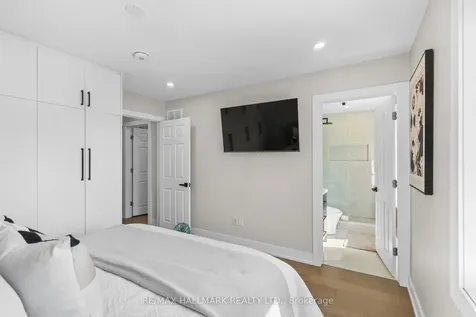 136 Lothian Avenue Toronto ON M8Z 4L4