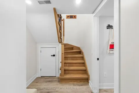 136 Lothian Avenue Toronto ON M8Z 4L4