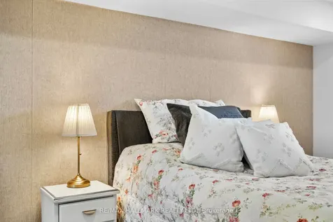 136 Lothian Avenue Toronto ON M8Z 4L4