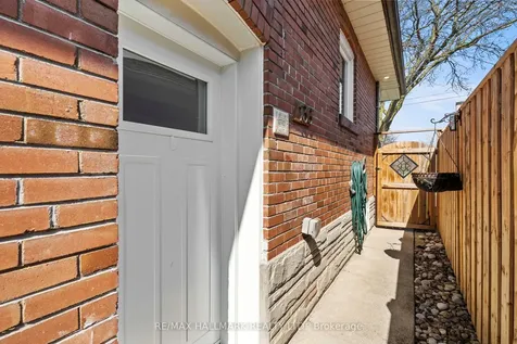 136 Lothian Avenue Toronto ON M8Z 4L4