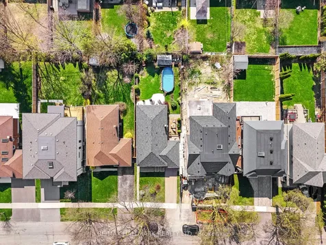 136 Lothian Avenue Toronto ON M8Z 4L4