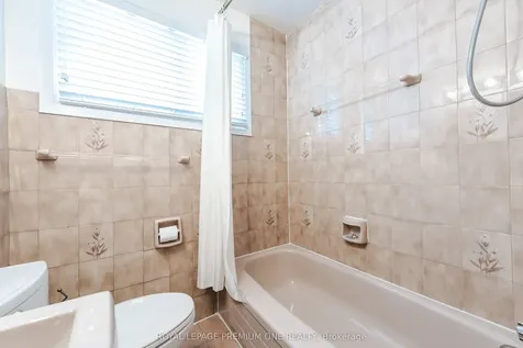 63 Haverson Boulevard Toronto ON M6M 3J8