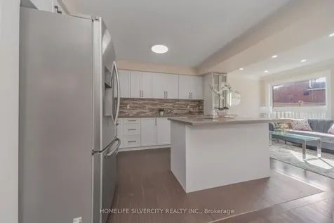 8 Oak Gardens Court Brampton ON L6R 2Y6