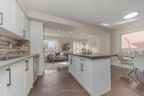 8 Oak Gardens Court Brampton ON L6R 2Y6
