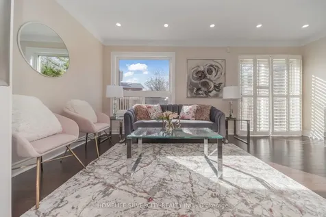 8 Oak Gardens Court Brampton ON L6R 2Y6