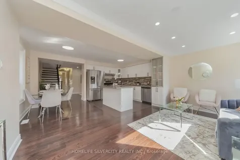 8 Oak Gardens Court Brampton ON L6R 2Y6