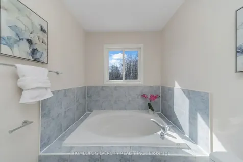 8 Oak Gardens Court Brampton ON L6R 2Y6