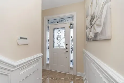 8 Oak Gardens Court Brampton ON L6R 2Y6