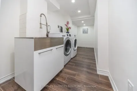 8 Oak Gardens Court Brampton ON L6R 2Y6
