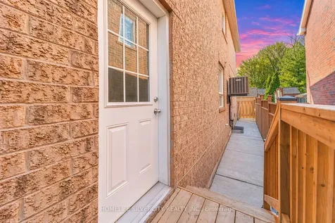 8 Oak Gardens Court Brampton ON L6R 2Y6