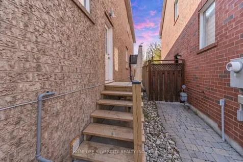 8 Oak Gardens Court Brampton ON L6R 2Y6