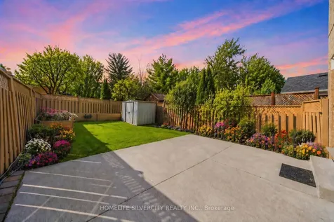 8 Oak Gardens Court Brampton ON L6R 2Y6