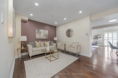 8 Oak Gardens Court Brampton ON L6R 2Y6