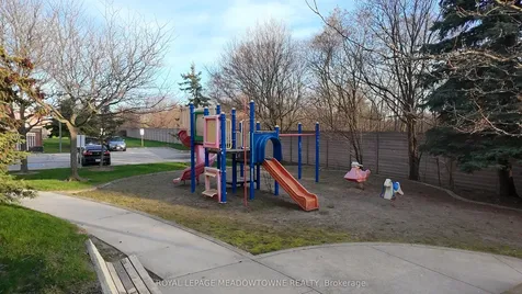 1591 South Parade Court Mississauga ON L5M 6G1