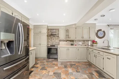 582 Hyacinthe Boulevard Mississauga ON L5A 2C3