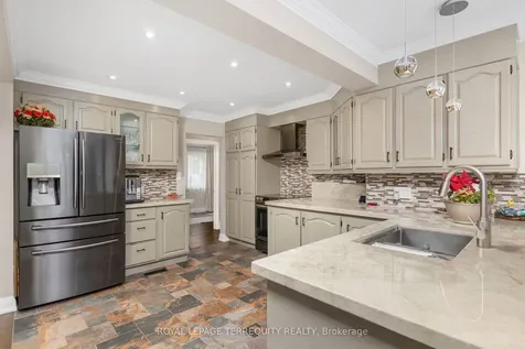 582 Hyacinthe Boulevard Mississauga ON L5A 2C3