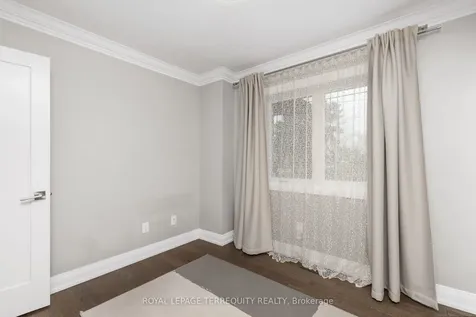 582 Hyacinthe Boulevard Mississauga ON L5A 2C3