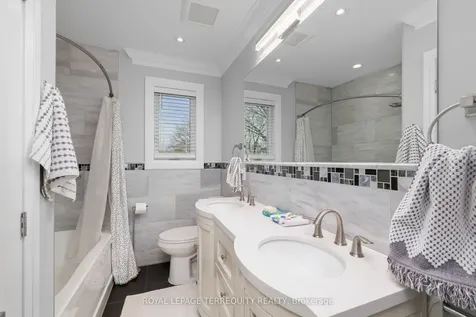 582 Hyacinthe Boulevard Mississauga ON L5A 2C3