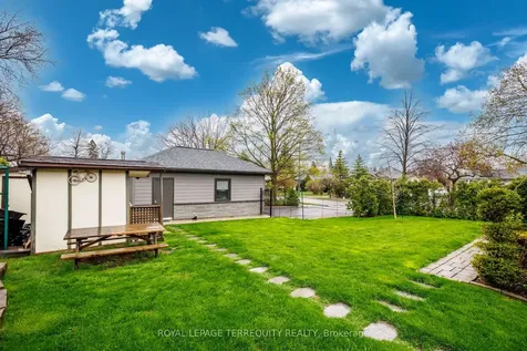 582 Hyacinthe Boulevard Mississauga ON L5A 2C3