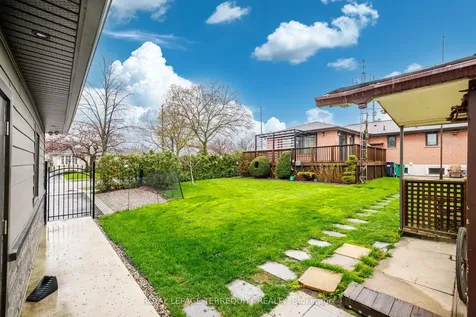 582 Hyacinthe Boulevard Mississauga ON L5A 2C3