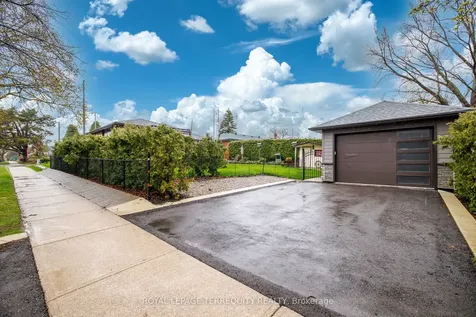 582 Hyacinthe Boulevard Mississauga ON L5A 2C3