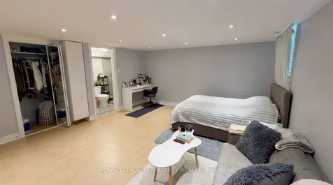 582 Hyacinthe Boulevard Mississauga ON L5A 2C3