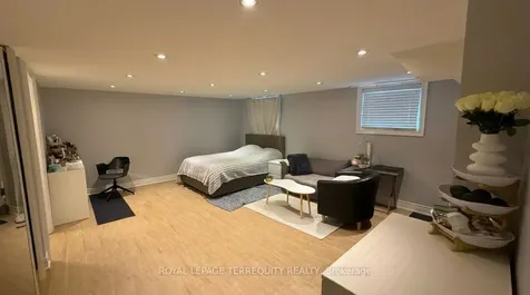 582 Hyacinthe Boulevard Mississauga ON L5A 2C3
