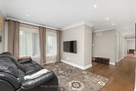 582 Hyacinthe Boulevard Mississauga ON L5A 2C3