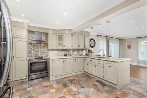 582 Hyacinthe Boulevard Mississauga ON L5A 2C3