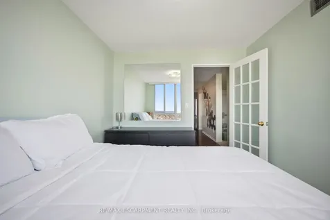 145 Hillcrest Avenue Mississauga ON L5B 4B1