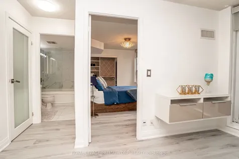 33 Elm Drive Mississauga ON L5B 4M2