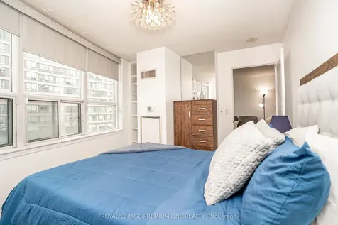 33 Elm Drive Mississauga ON L5B 4M2