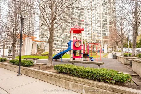 33 Elm Drive Mississauga ON L5B 4M2