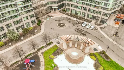33 Elm Drive Mississauga ON L5B 4M2