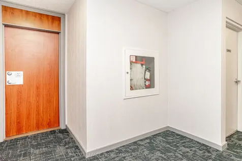 33 Elm Drive Mississauga ON L5B 4M2