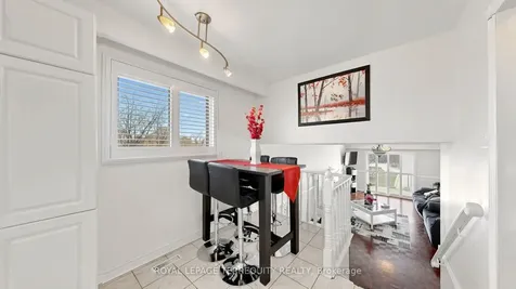 2526 Kingsberry Crescent Mississauga ON L5B 2K5
