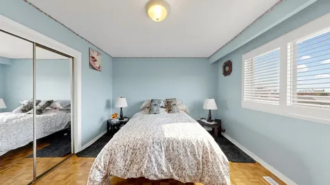 2526 Kingsberry Crescent Mississauga ON L5B 2K5