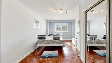 2526 Kingsberry Crescent Mississauga ON L5B 2K5