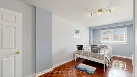 2526 Kingsberry Crescent Mississauga ON L5B 2K5