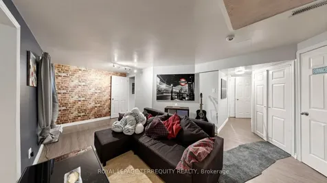 2526 Kingsberry Crescent Mississauga ON L5B 2K5