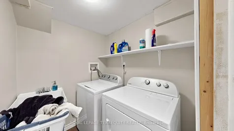 2526 Kingsberry Crescent Mississauga ON L5B 2K5