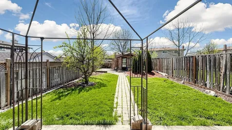 2526 Kingsberry Crescent Mississauga ON L5B 2K5