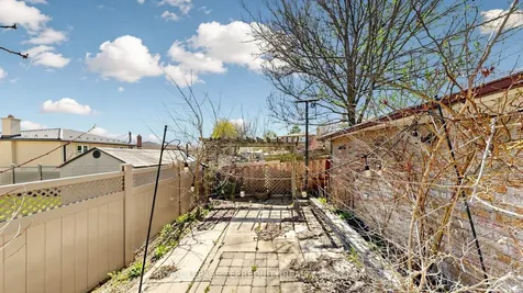 2526 Kingsberry Crescent Mississauga ON L5B 2K5