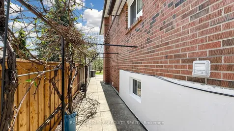 2526 Kingsberry Crescent Mississauga ON L5B 2K5
