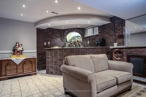 17 Hathor Crescent Toronto ON M9L 1C1