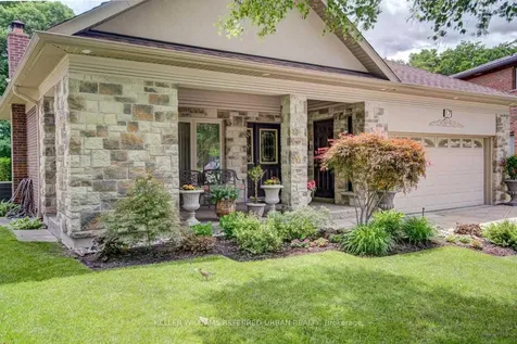 17 Hathor Crescent Toronto ON M9L 1C1