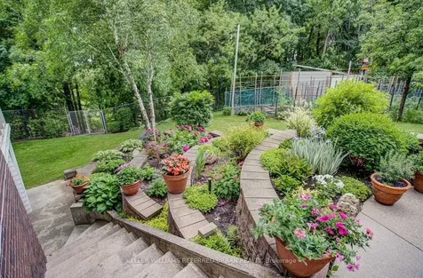 17 Hathor Crescent Toronto ON M9L 1C1