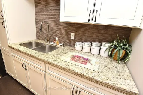 2451 Sinclair Circle Burlington ON L7P 3K9